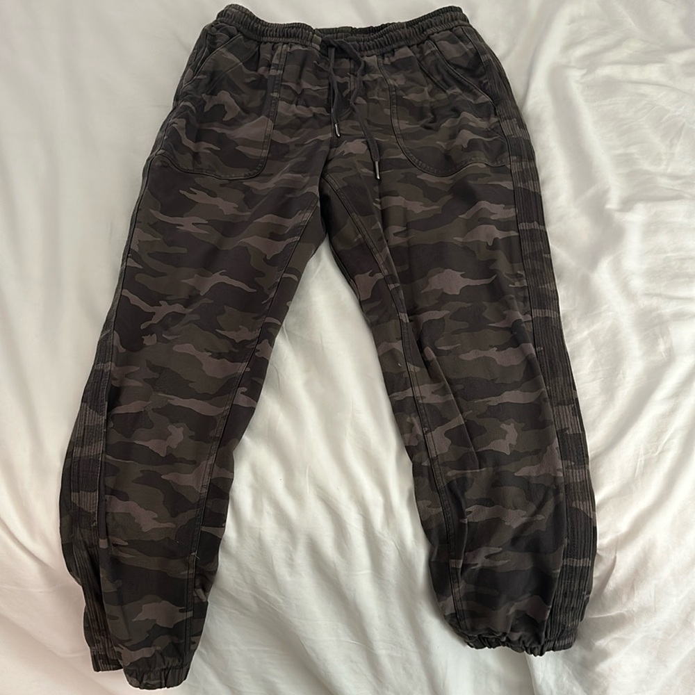 Like new - Athleta army jogger sweatpants